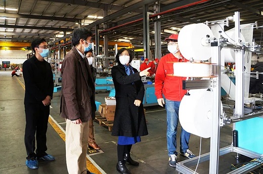 青浦区政协主席李华桂等向导莅临上；；；；；；；BIN宝盈集团调研