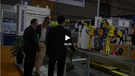 进博会首日BBIN宝盈集团意大利CEA展位旅行者关注机械人焊接系统