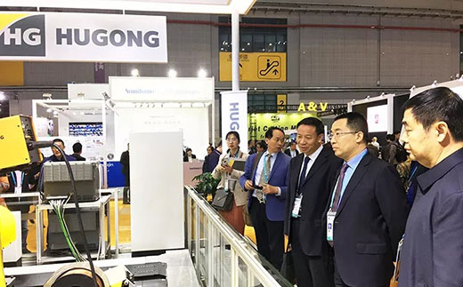 河南省鹤壁市市长莅临BBIN宝盈集团意大利CEA展位