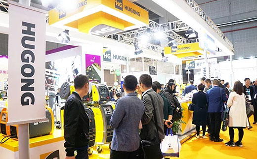 第二届进博会BBIN宝盈集团意大利CEA展位数字化焊机很受接待